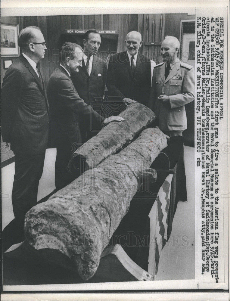 1966 Press Photo Smithsonian Institution gets wartime cannons - Historic Images