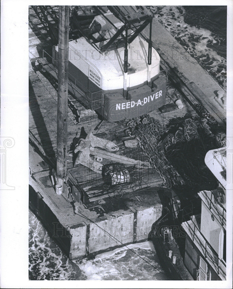 1980 Press Photo Construction dredge site with an anchor on the deck - Historic Images