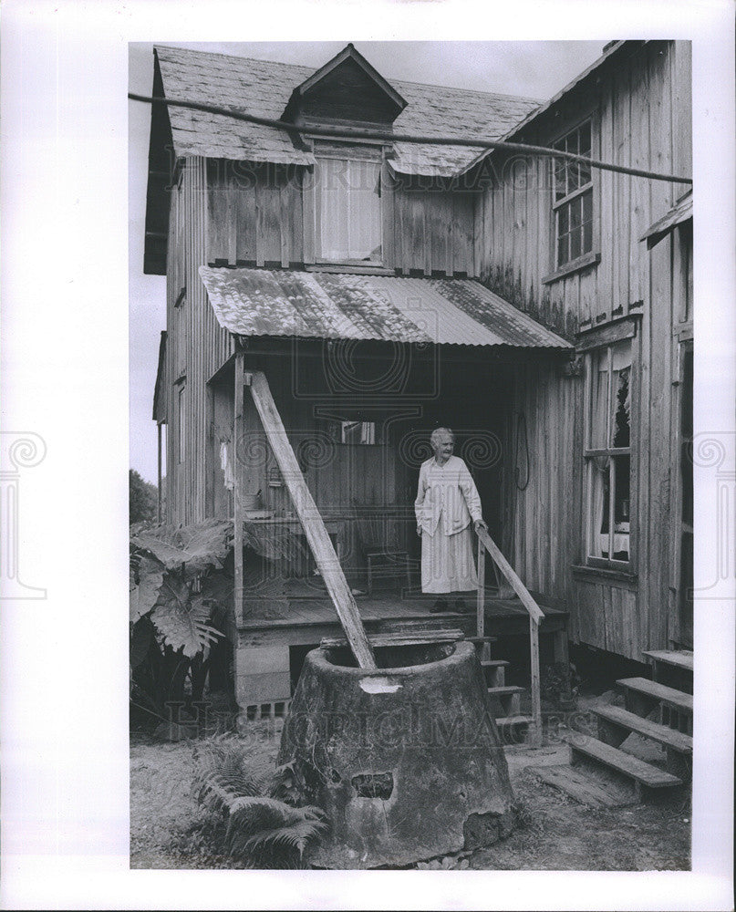 1956 Press Photo Mrs. Broon at Old House - Historic Images