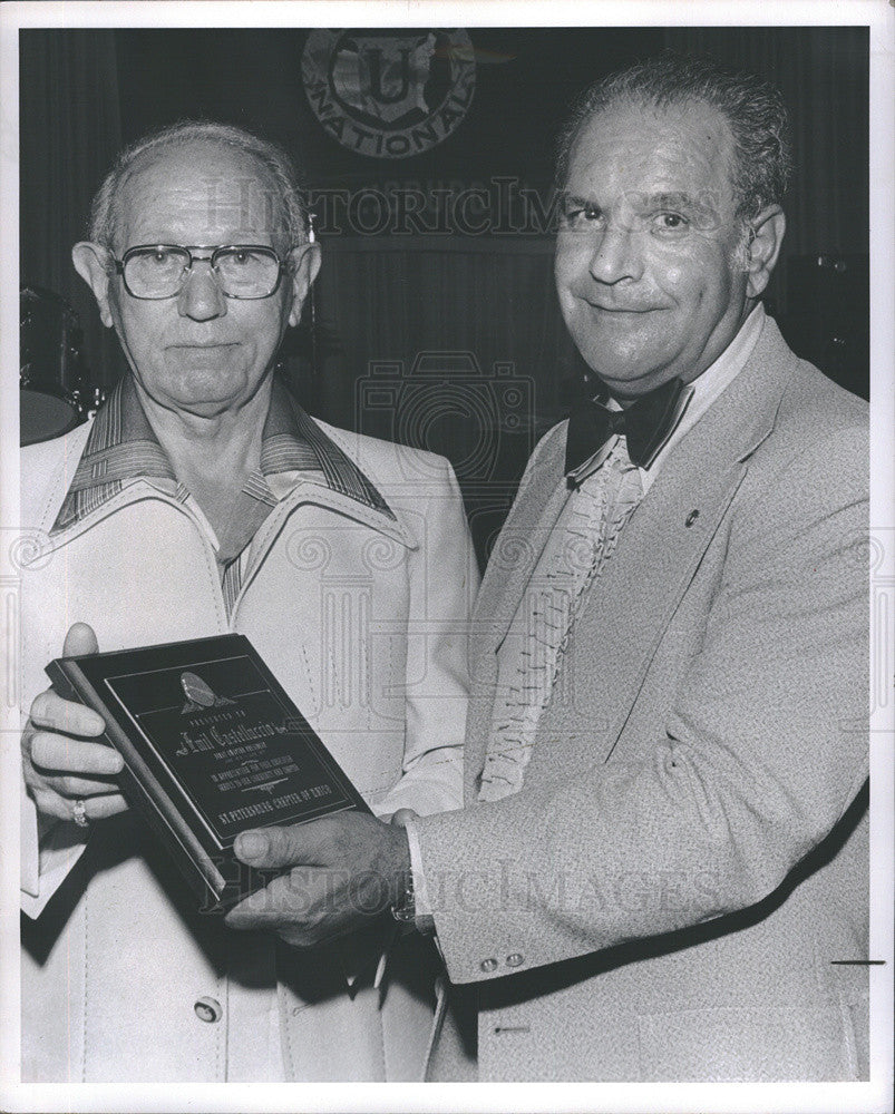 1977 Press Photo Tony Cangelosi presents award to Emil Catelluccio - Historic Images