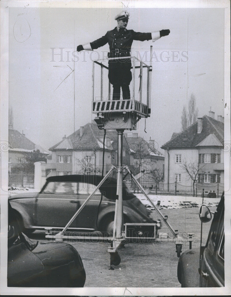 1958 Press Photo vienna traffic policeman - Historic Images