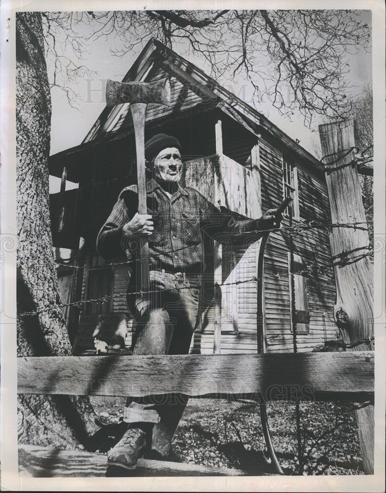 Press Photo Man Ax Iowa Hill California Home Fence Carl Drum Century Old - Historic Images