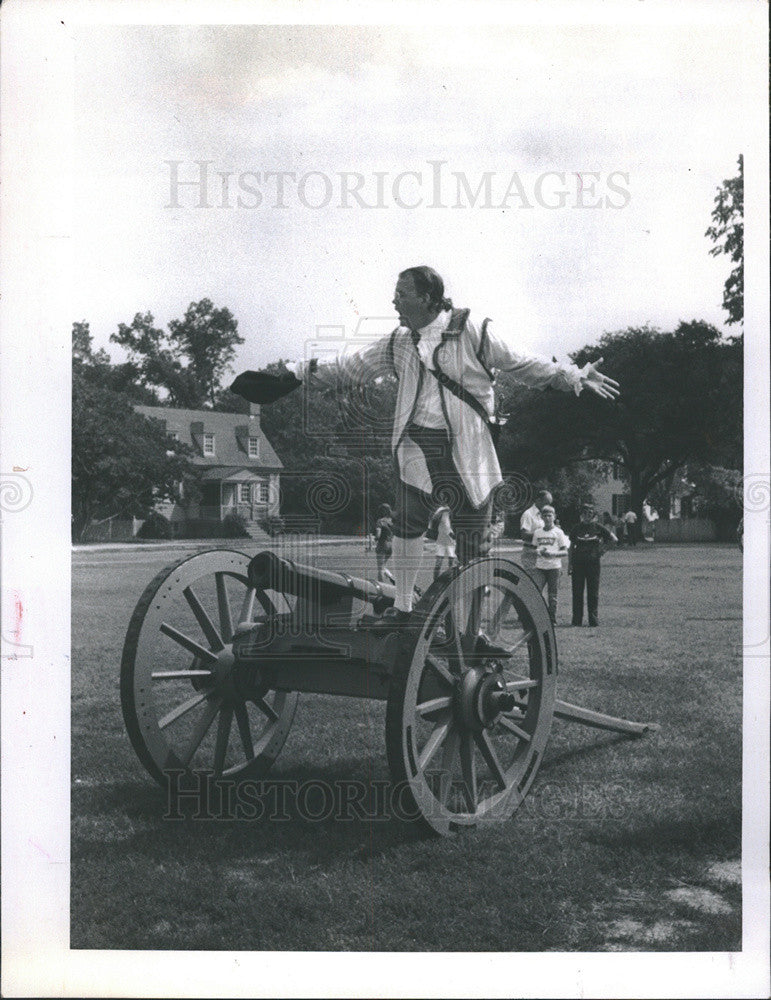 1981 Press Photo John Holt on a cannon at Williamsburg Colonial village - Historic Images
