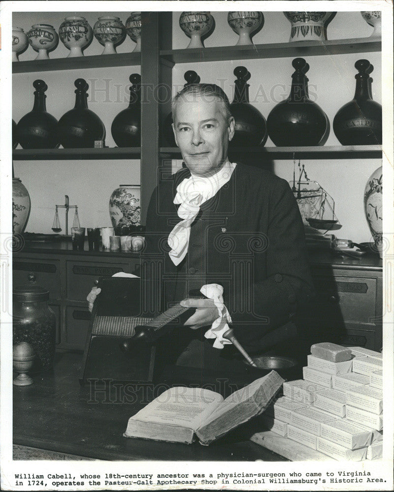 1972 Press Photo William Cabell in Pasteur-Galt shop in Colonial Williamsburg,Va - Historic Images