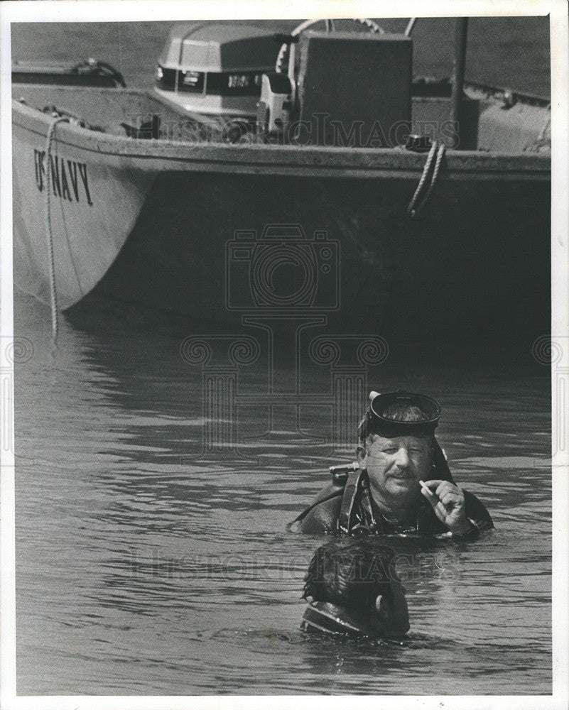 1975 Press PhotoScuba- Diver Bob Coleman,military cleans up old armament range - Historic Images