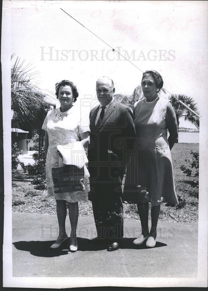 1970 Press Photo Mayor C.F. Snyder of Belleaire Beach,Fla.with Beach garden club - Historic Images