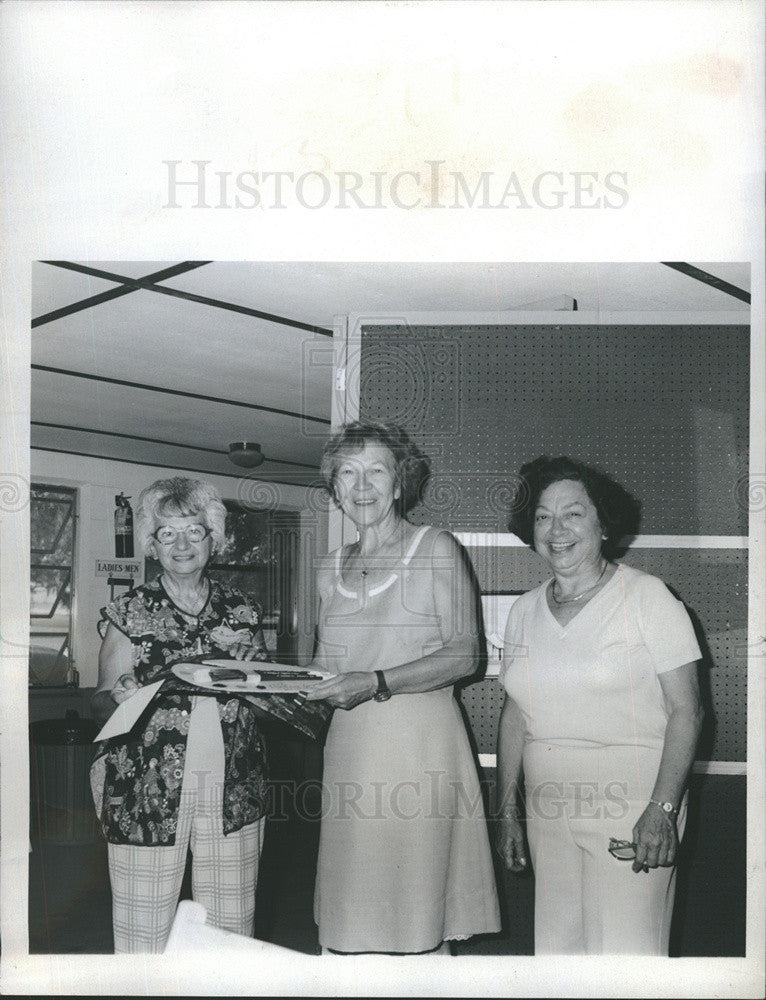 1977 Press Photo Jane Schanke &amp; Beverly Hills Art Group in St Petersburg,Fla. - Historic Images