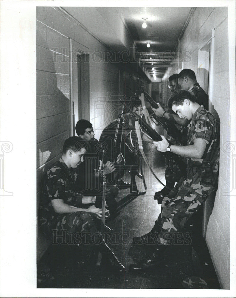 1990 Press Photo Navy reservists clean their weapons - Historic Images