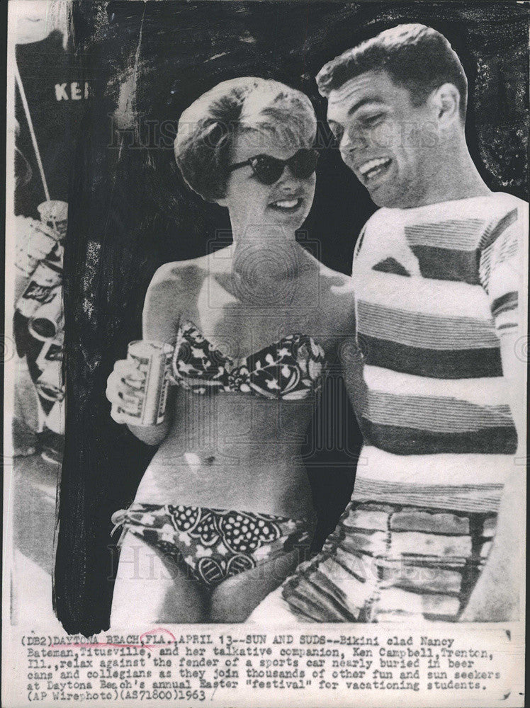 1963 Press Photo Bikini clad Nancy Bateman and Ken Campbell on beach in Fla. - Historic Images