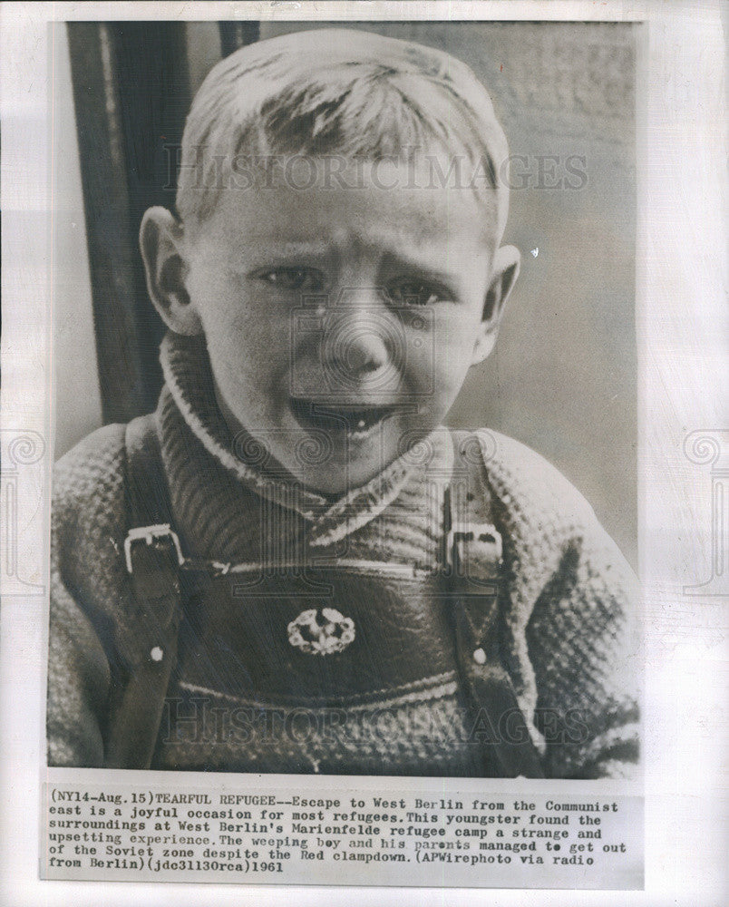 1961 Press Photo Boy cries while in a refugee camp in West Berlin after fleeing - Historic Images