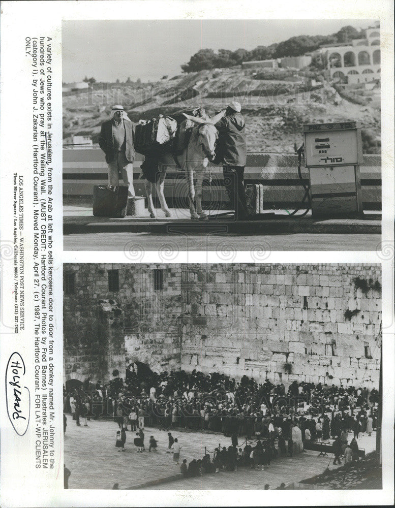 1987 Press Photo Arabic Man sells Kerosene, and Hundreds of Jews at Wailing Wall - Historic Images