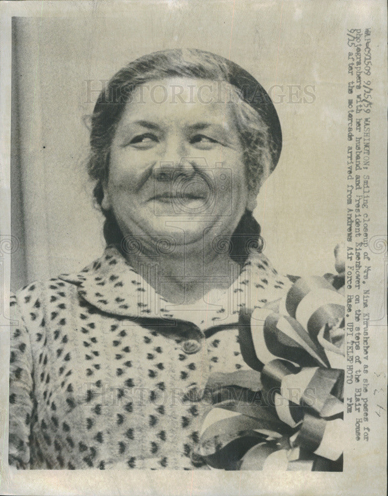 1959 Press Photo Mrs Nina Krushchev as she and husband Nikita arrive in US - Historic Images