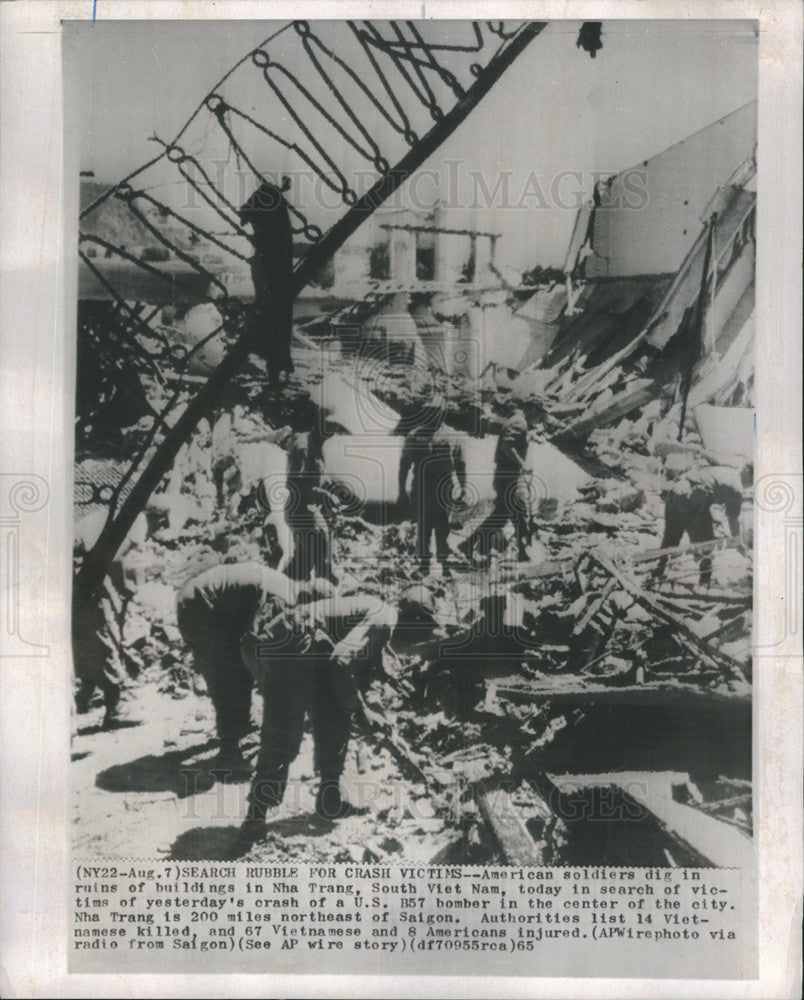 1965 Press Photo American Soldiers Search For Victims Of B57 Bomber Crash - Historic Images