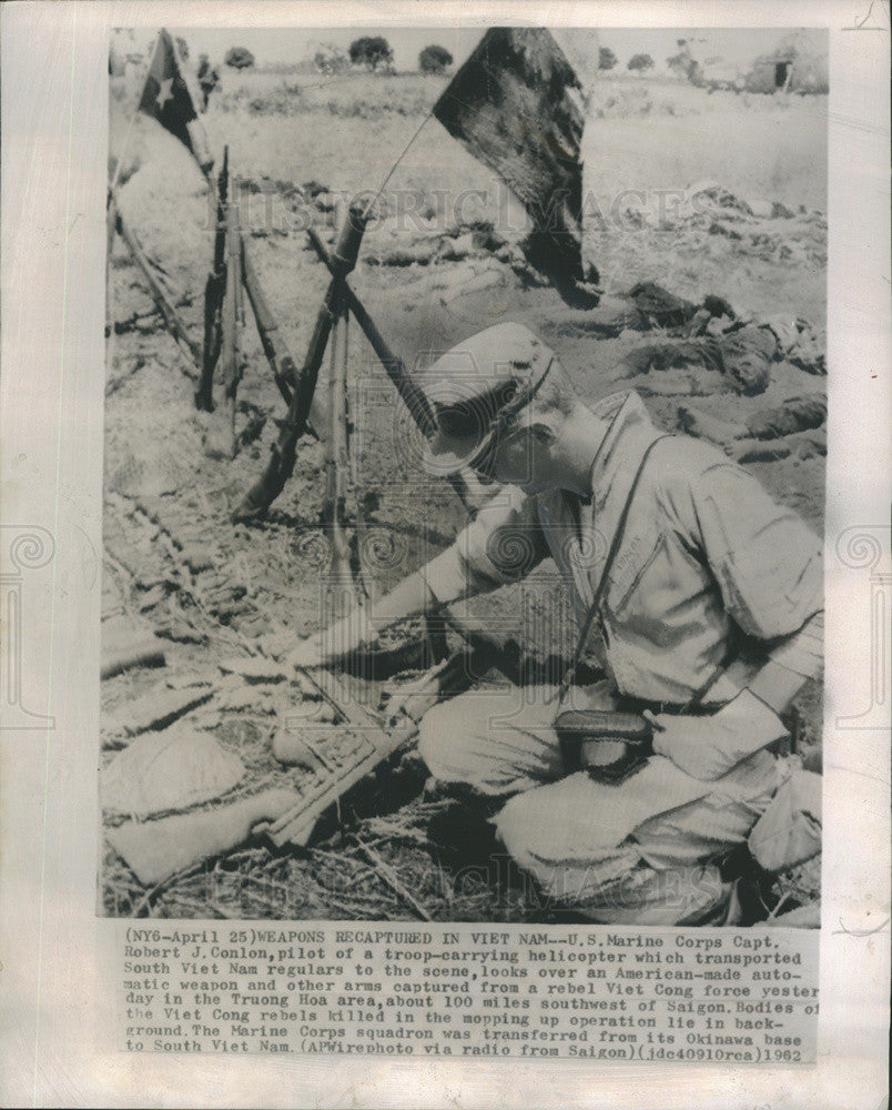 1962 Press Photo Marine Corp Capt Robert Conlon Examined Recaptured US Weapons - Historic Images