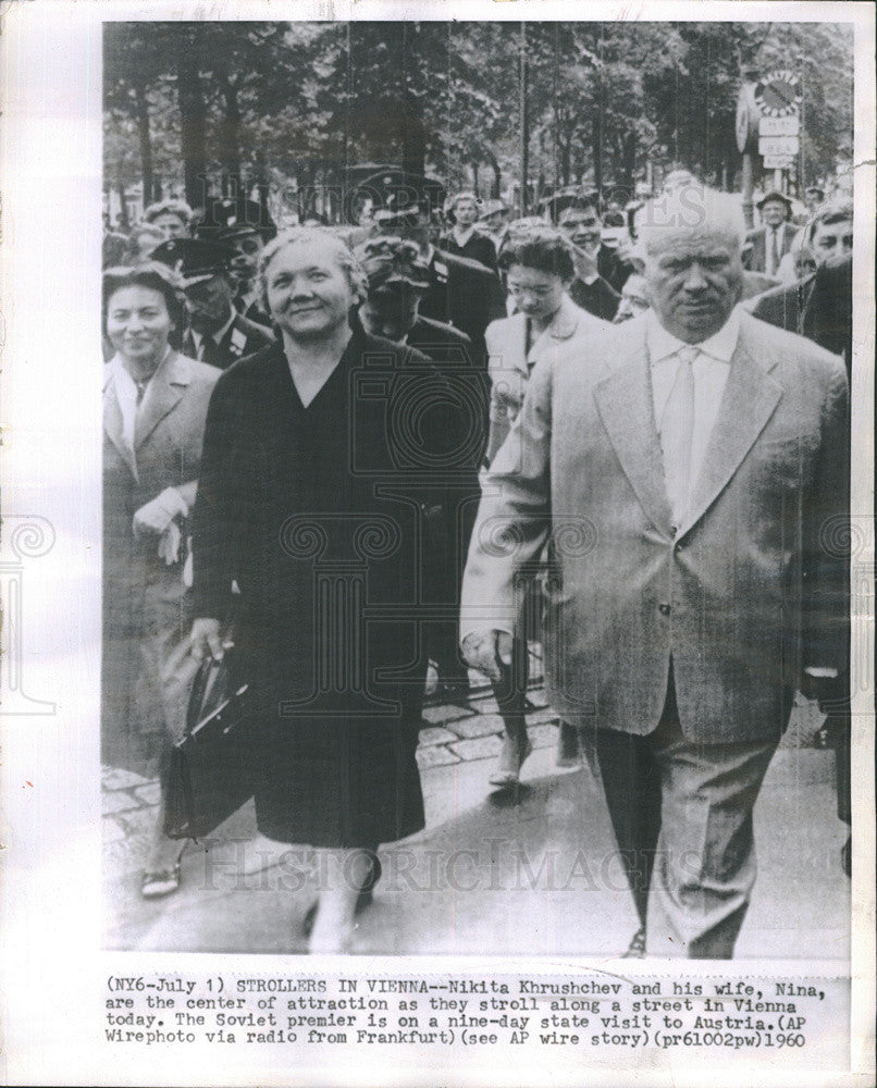 1960 Press Photo Soviet Premier Nikita Khrushchev Wife Vienna - Historic Images