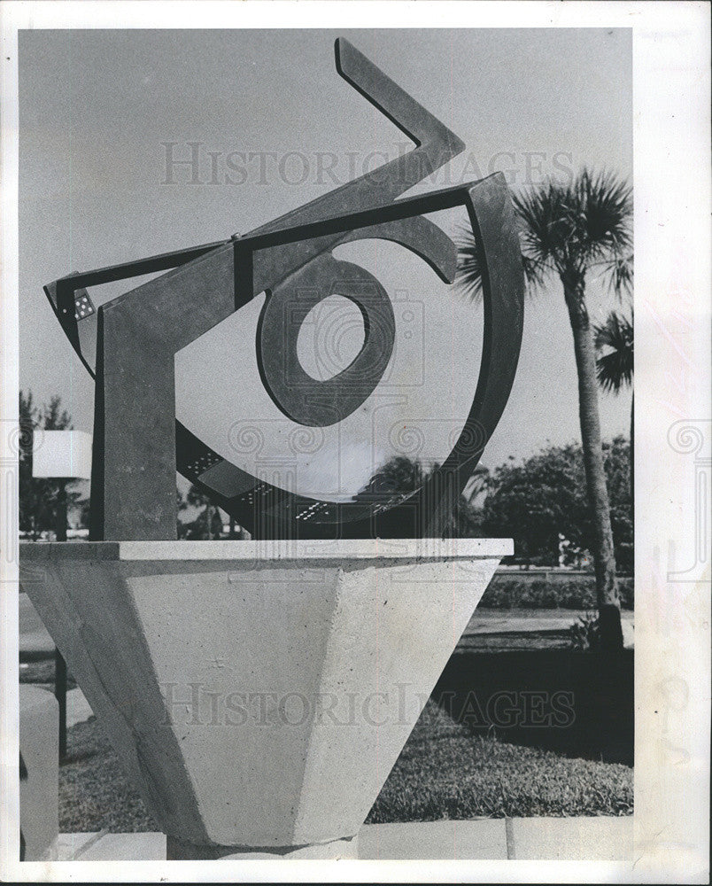 1977 Press Photo Bronze Sundial in front of South Pasadena City Hall - Historic Images