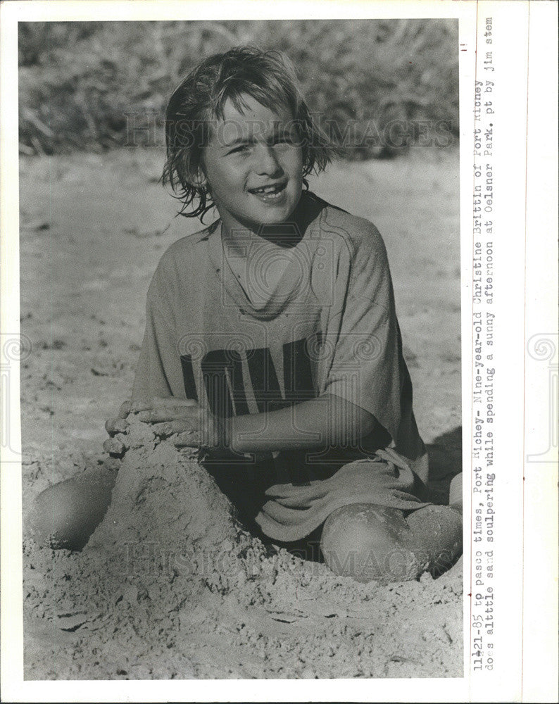 1985 Press Photo Christine Brittin Port Richey Oelsner Park Sand Castle - Historic Images