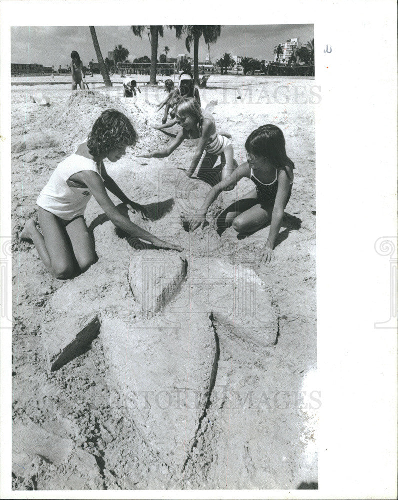 1986 Press Photo Becky DeLarosa, Jessica Knippen &amp; Lindsey Link sand castle - Historic Images