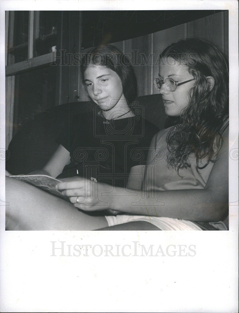 1973 Press Photo Valerie Dinsrich &amp; Jeanette Arnade - Historic Images