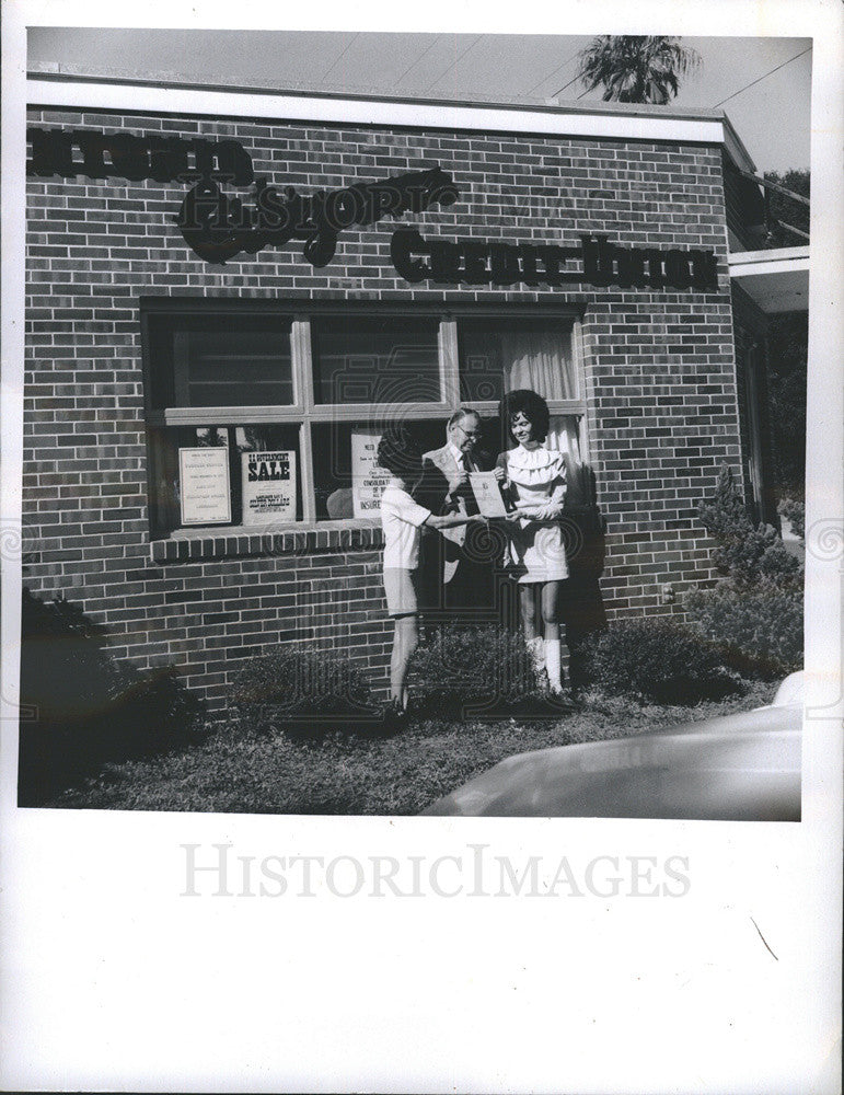 1973 Press Photo San Antonio Citizens Federal Credit Union wins national award. - Historic Images