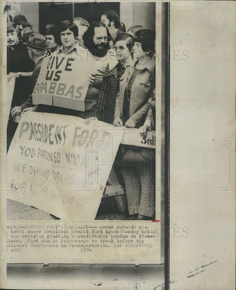 1974 Press Photo  A crowd protesting by President Gerald Ford&#39;s hotel in - Historic Images