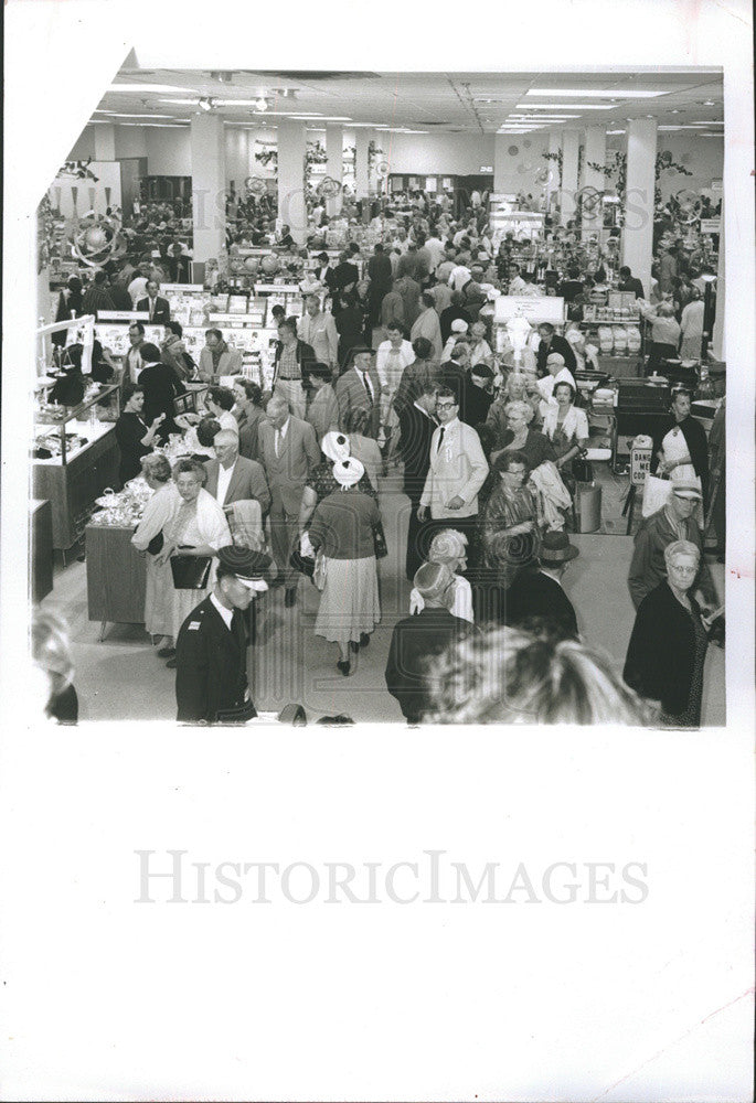 Press Photo Unknown people shopping - Historic Images