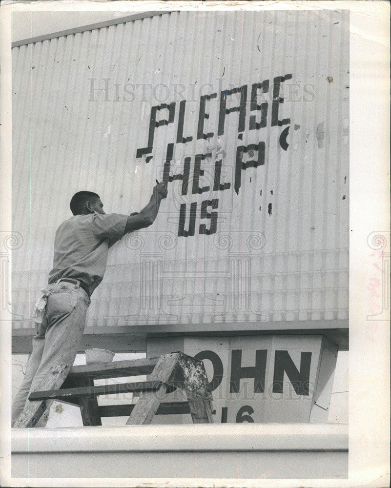 1972 Press Photo Man Writes Please Help Us Sign - Historic Images