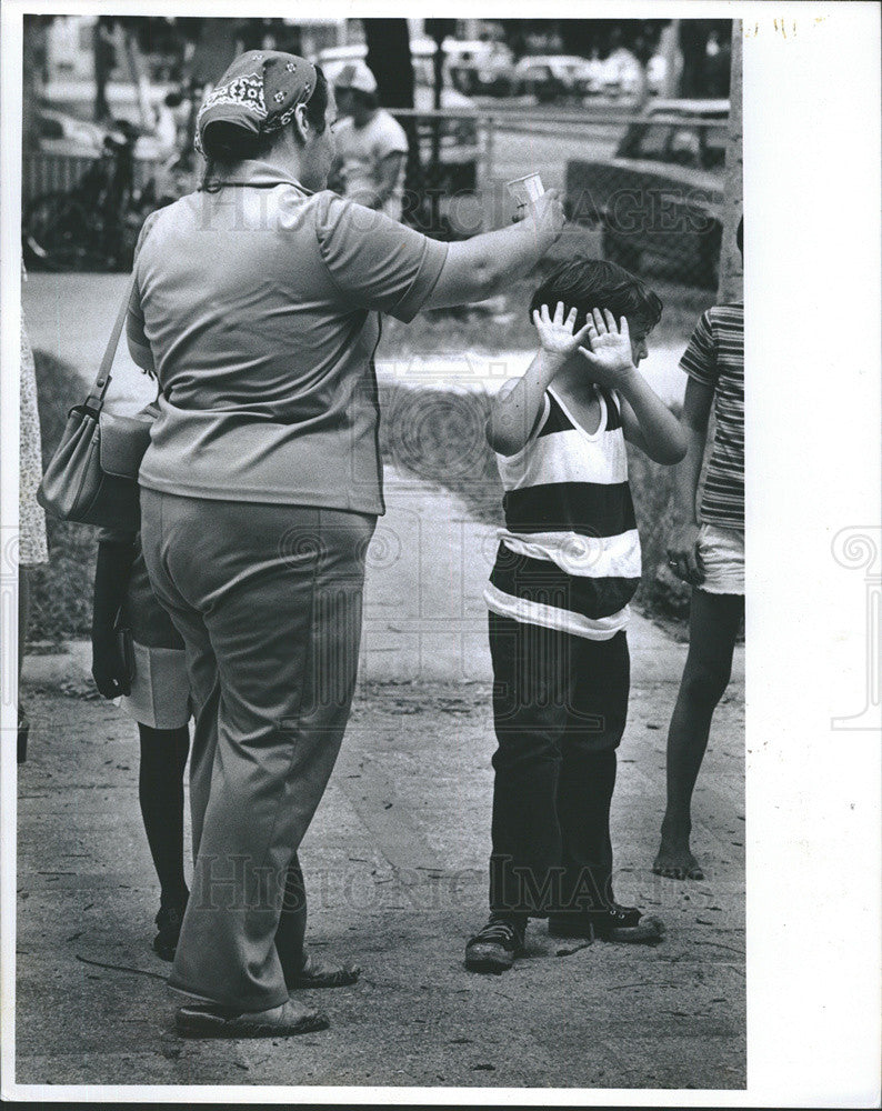 1977 Press Photo David Weingarten Refuses To Eat More Ice Cream - Historic Images