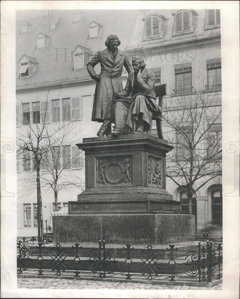 Press Photo Large Bronze Statue Of Jakob and Wilhelm Grimm In Hanau, Germany - Historic Images