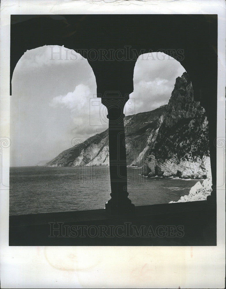 Press Photo Unknown View Somewhere Italy Framed Arches - Historic Images