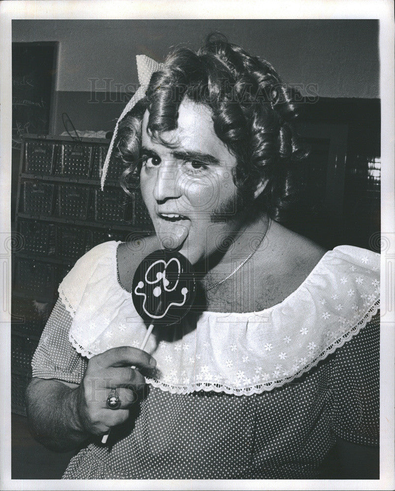 1976 Press Photo Pete Little in American Cancer Society beauty contest. - Historic Images