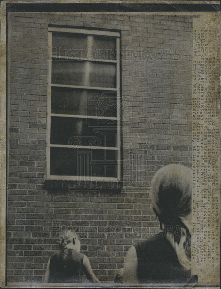 1971 Press Photo Crosses Appear In Windows Of Olive Baptist Church - Historic Images