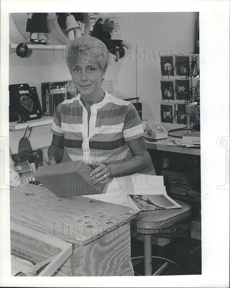 1980 Press Photo Kathy Henn Wraps Purchases At Play &amp; Learn - Historic Images