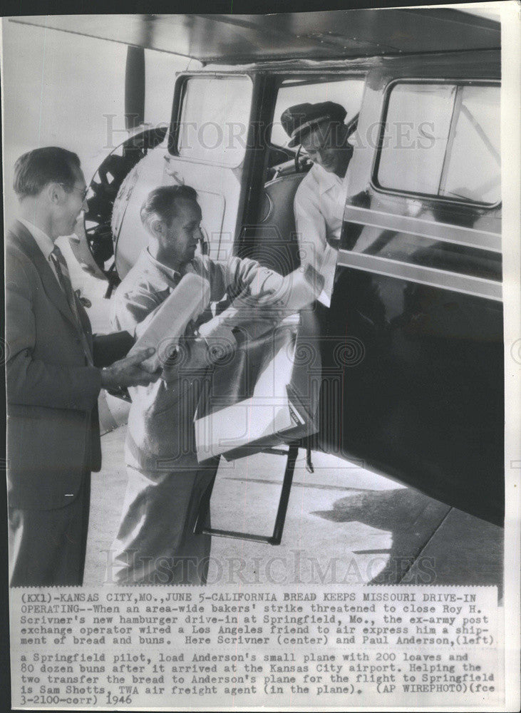 1946 Press Photo Air shipment of bread from LA to Mo to get around bakers strike - Historic Images