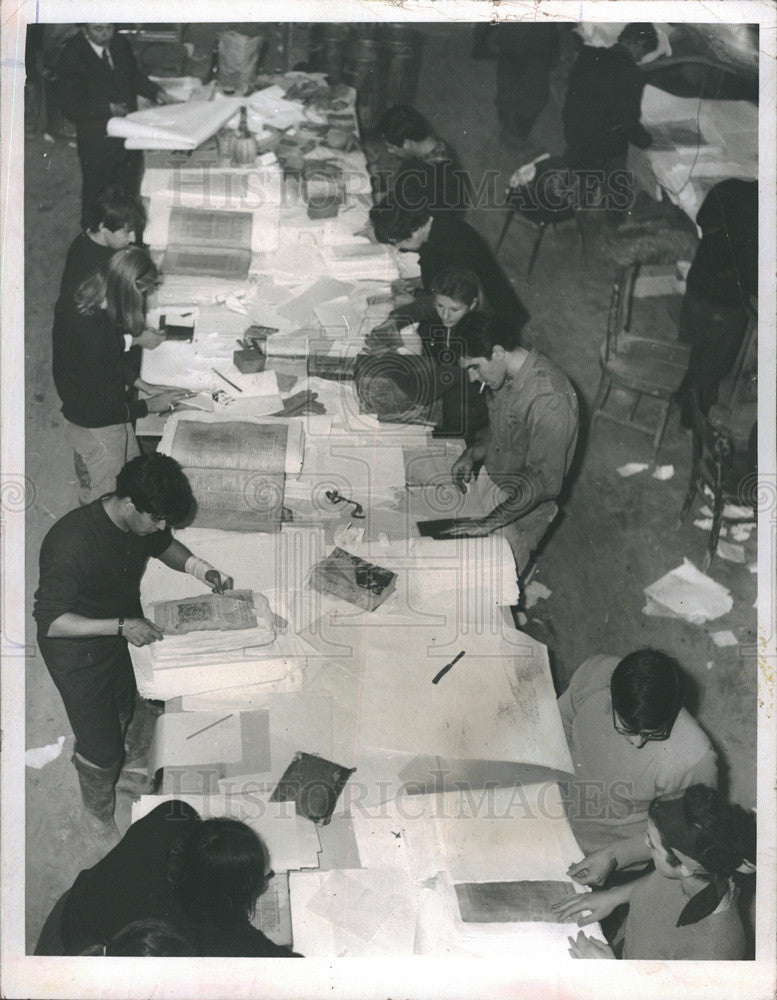 1967 Press Photo Student Volunteers Clean Priceless Books &amp; Manuscripts - Historic Images