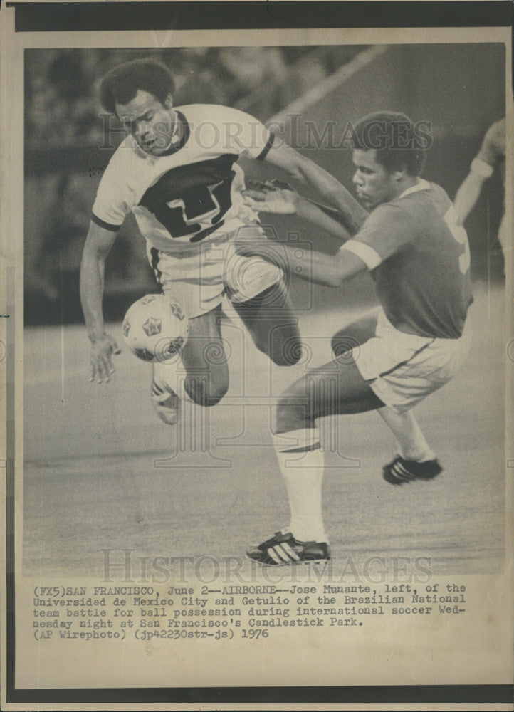 1976 Press Photo Jose Munante of Mexico and Getulio of Brazil soccer - Historic Images