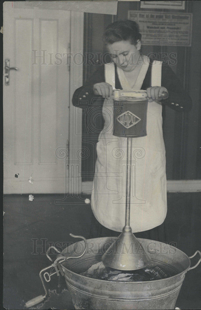 1934 Press Photo New washing machine.Hand power vacuum clothes washer - Historic Images