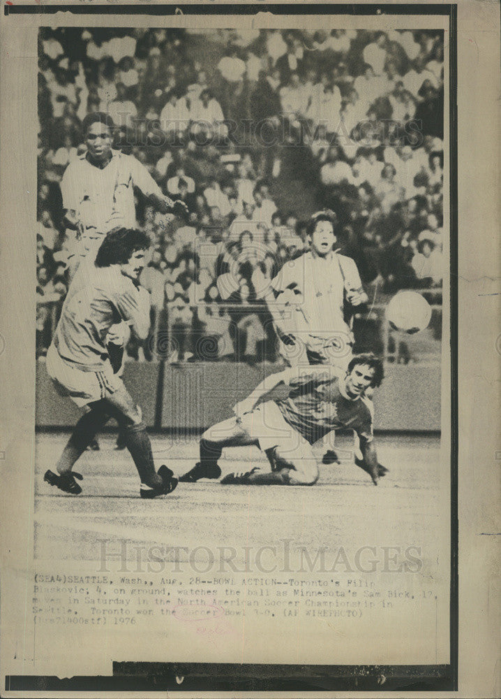 1976 Press Photo Toronto&#39;s Filip Blaskovic &amp; Minnesota&#39;s Sam Bick. - Historic Images