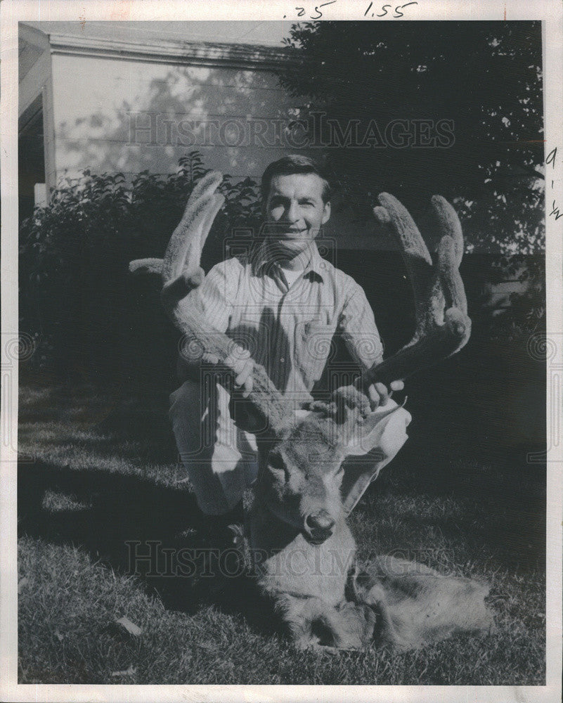 1970 Press Photo Dave Gusky and buck mule deer he shot with bow and arrow - Historic Images