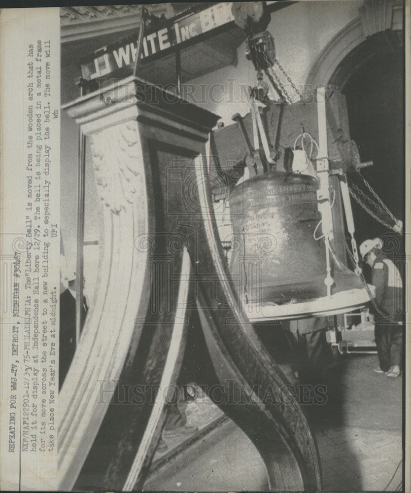 1975 Press Photo The &quot;Liberty Bell&quot; is moved to new display in Indepenence Hall - Historic Images