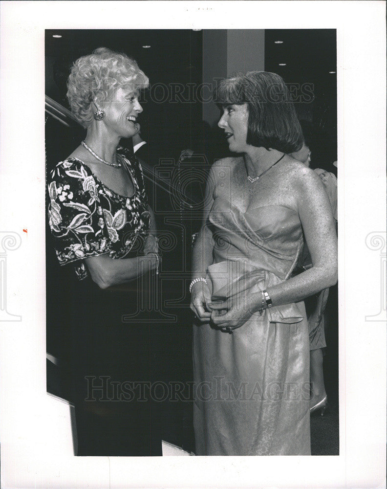 1994 Press Photo Sara Donahoe and Kathy Riley Evanston Ill Ball - Historic Images