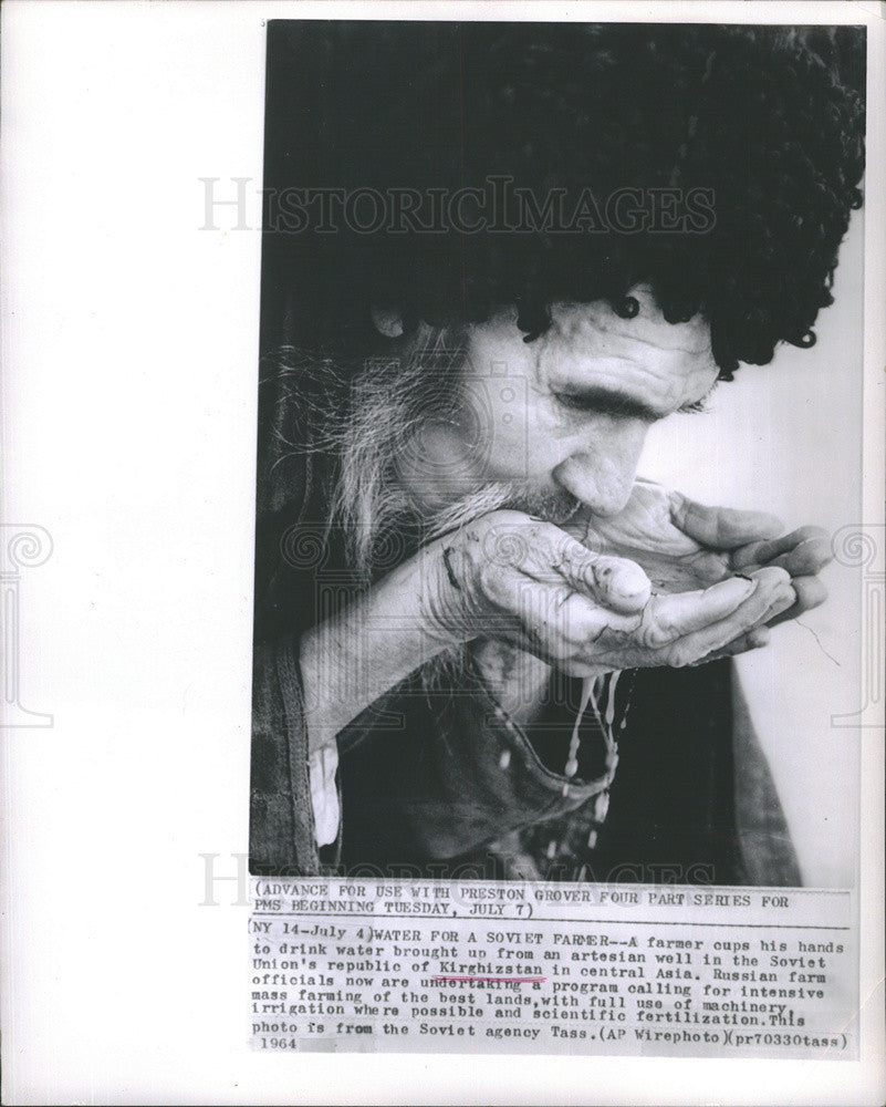 1964 Press Photo Soviet Farmer Cups His Hands To Drink Water - Historic Images