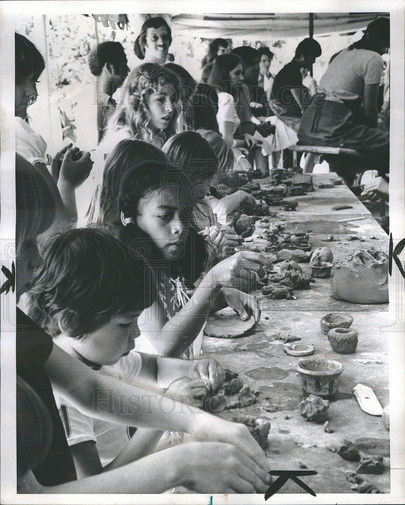 1974 Press Photo World Craft Council In Praise of Hands Toronto molding clay - Historic Images