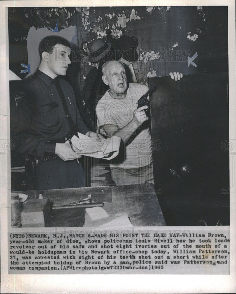 1965 Press Photo William Brown, Dice Maker, Illustrates Tooth Shooting To Rivell - Historic Images