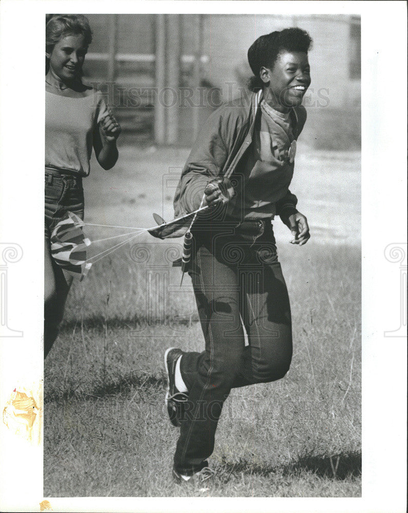 1984 Press Photo Ginger Bonney retrieve toy rockets - Historic Images