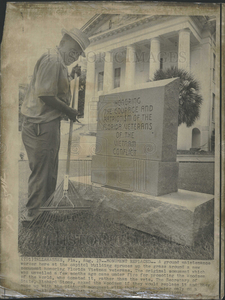 1973 Press Photo ground maintenance worker capitol building Florida Vietnam - Historic Images