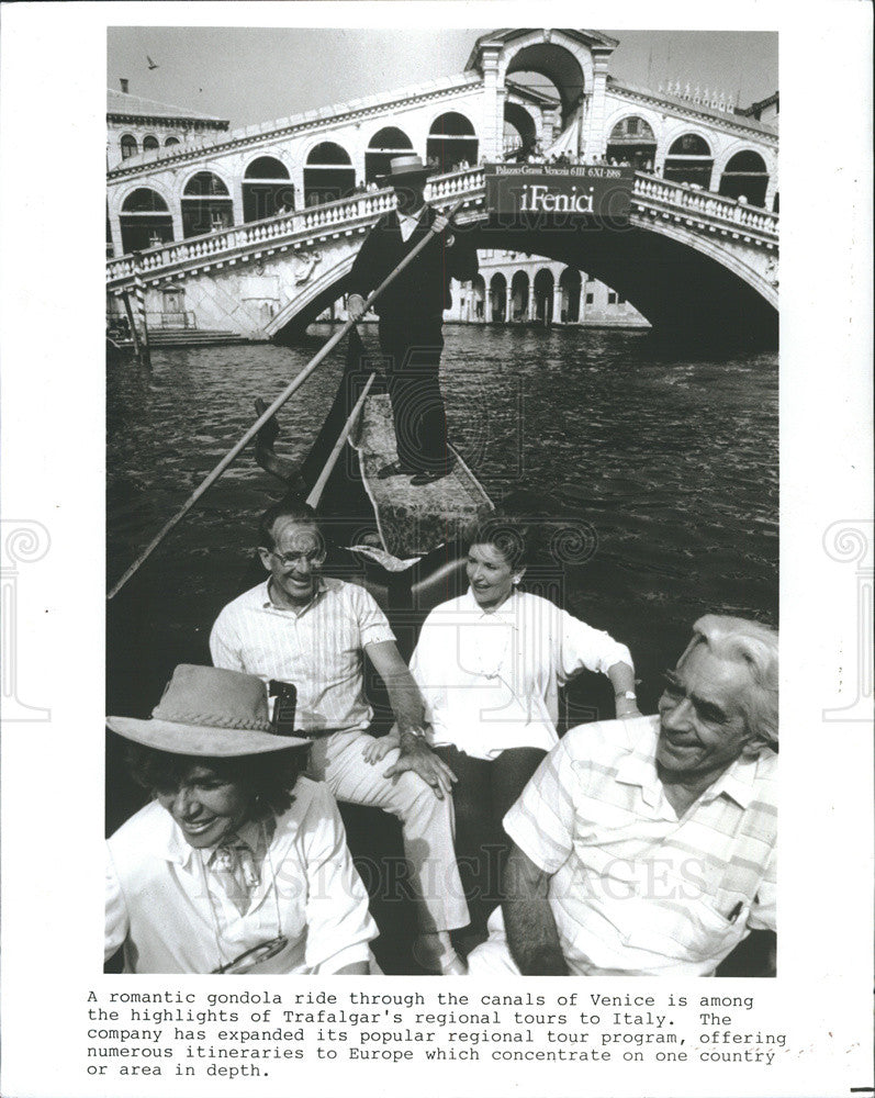 1976 Press Photo romantic gondola ride canals Venice Italy - Historic Images