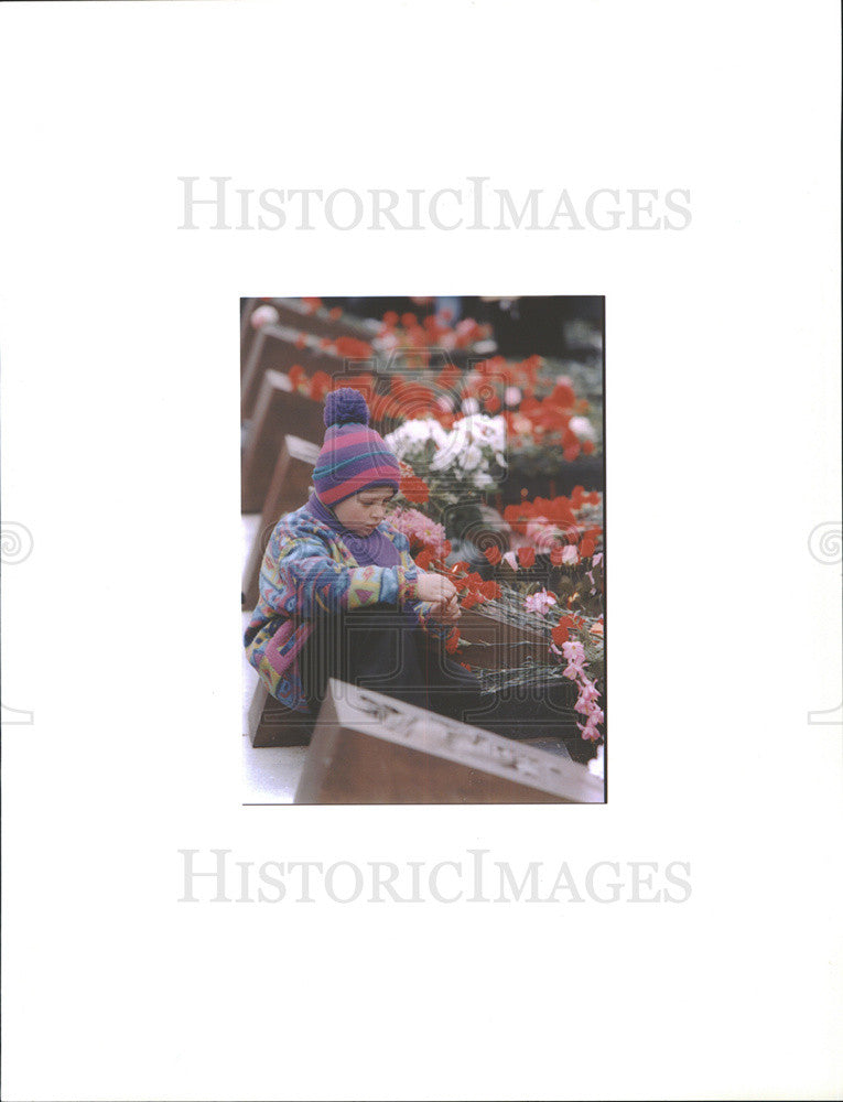 1996 Press Photo Child Sits Alone, 10 Years After Chernobyl Power Plant Disaster - Historic Images