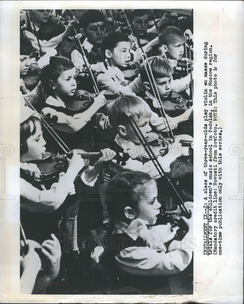 1967 Press Photo Three-Year-Olds Play Violin at Auditions, Podolsk Rossia - Historic Images