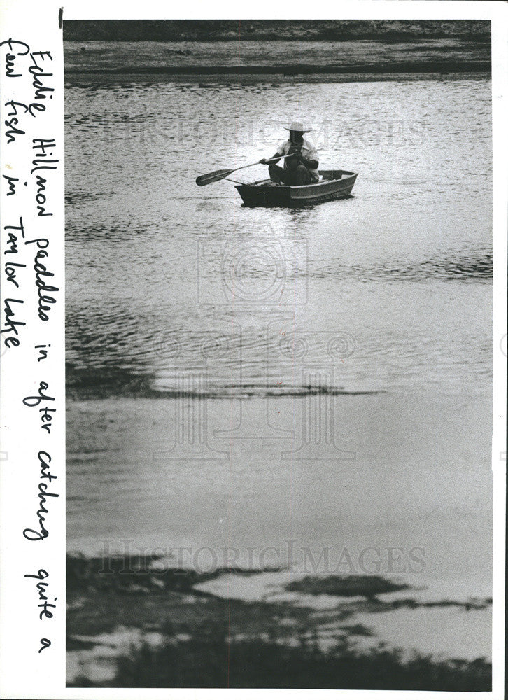 1983 Press Photo Eddie Hillmon paddles in at the end of a day of fishing - Historic Images